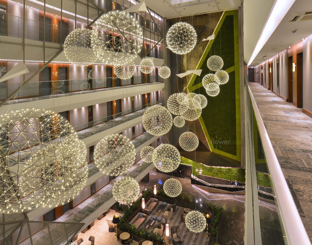 flowerbox-hiltonlobby-mosswall